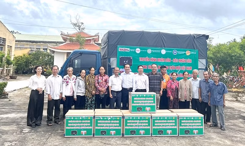 Đại diện Trung tâm phát triển dự án nông thôn mới Việt Nam - Chi nhánh Công ty TNHH Nanomic trao tặng máy lọc nước cho một số địa phương.