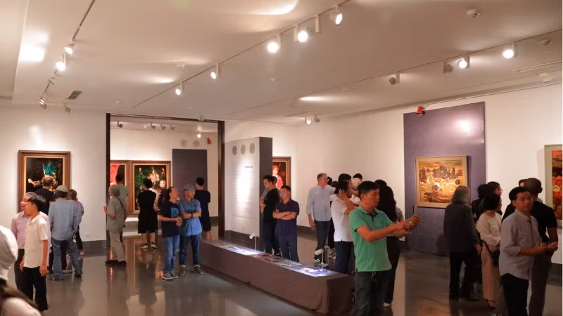 Không gian trưng bày Triển lãm tranh “Cha và con”. (Ảnh: BẢO TÀNG MỸ THUẬT VIỆT NAM)