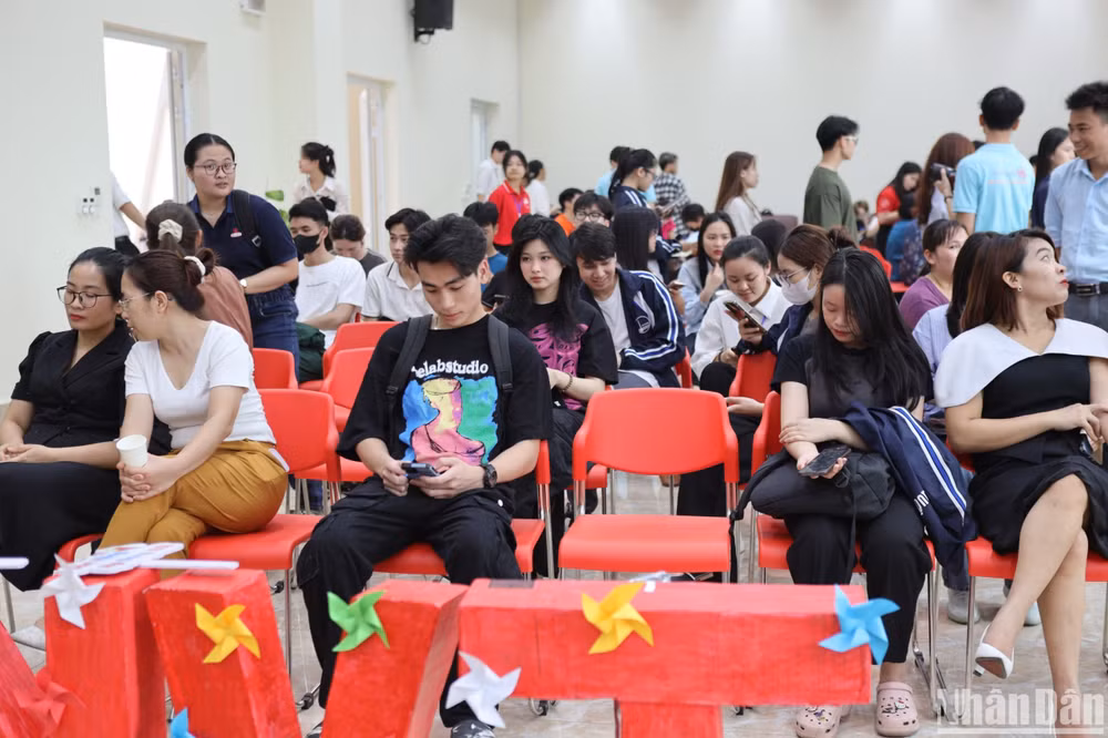 Ngày hội hiến máu “Sắc hồng hy vọng” lần thứ 22 thu hút đông đảo sinh viên trên địa bàn thành phố Hà Nội tham gia.