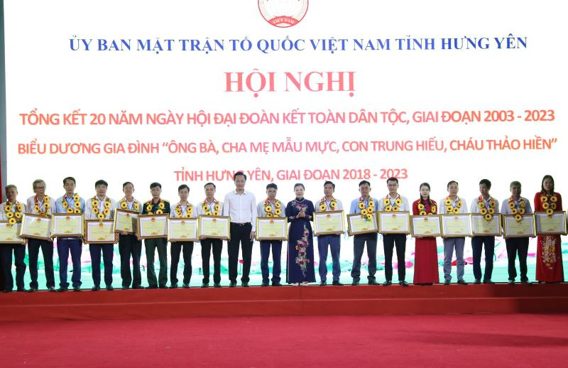 Bí thư Tỉnh ủy Nguyễn Hữu Nghĩa và Phó Chủ tịch Ủy ban Trung ương Mặt trận Tổ quốc Việt Nam Trương Thị Ngọc Ánh trao Bằng khen của Chủ tịch Ủy ban nhân dân tỉnh Hưng Yên cho các tập thể có thành tích xuất sắc trong tổ chức 20 năm “Ngày hội đại đoàn kết toàn dân tộc” giai đoạn 2003-2023.