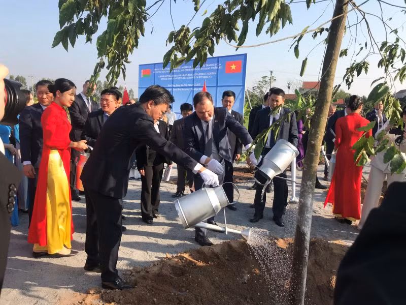 Thủ tướng Cộng hòa Belarus Roman Golovchenko và Đoàn đại biểu cấp cao Chính phủ Cộng hòa Belarus trồng hàng cây hữu nghị Belarus-Việt Nam, tại khuôn viên Công ty Cổ phần xuất, nhập khẩu và chế biến thực phẩm Âu Việt, xã Chính Nghĩa, huyện Kim Động, tỉnh Hưng Yên.