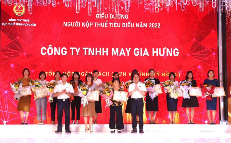 Tổng cục Thuế và Cục Thuế tỉnh Hưng Yên đã tuyên dương và trao Bằng khen, Giấy khen cho các doanh nghiệp, hộ kinh doanh tiêu biểu trong nộp thuế.