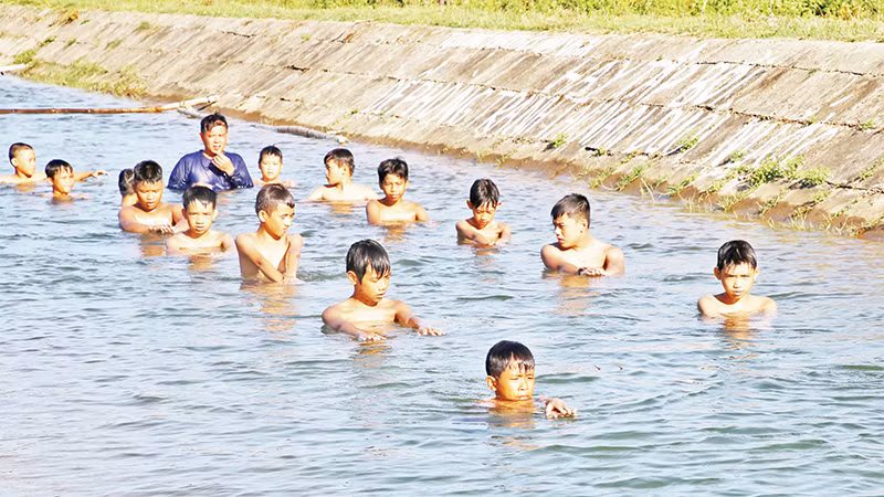 Lớp dạy bơi của thầy giáo Nguyễn Viết Tước tổ chức trên kênh thủy lợi N4. 