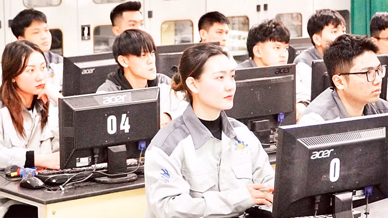 Nguồn nhân lực chất lượng cao góp phần gia tăng năng lực cạnh tranh của Hà Nội. Trong ảnh: Giờ học của sinh viên Chương trình đào tạo công nghệ sản xuất 4.0, Trường cao đẳng nghề Công nghiệp Hà Nội. (Ảnh THANH XUÂN) 