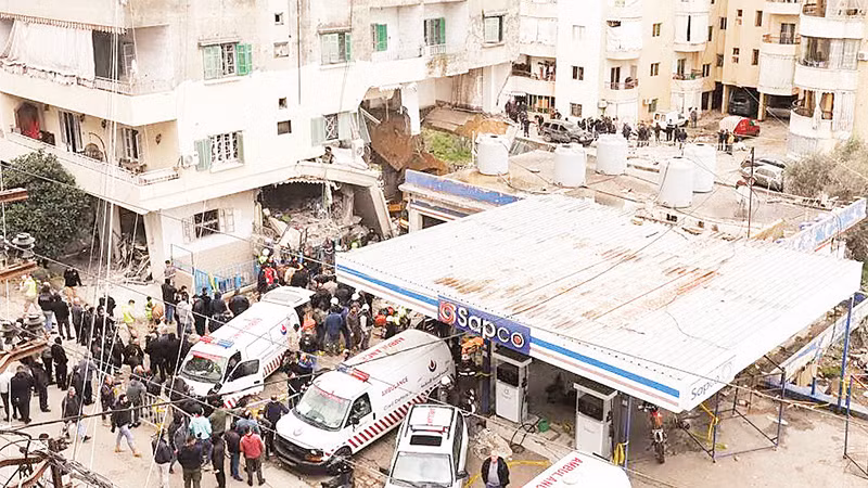 Nhiều ngôi nhà ở Liban bị hư hại do các cuộc tấn công. (Ảnh REUTERS) 