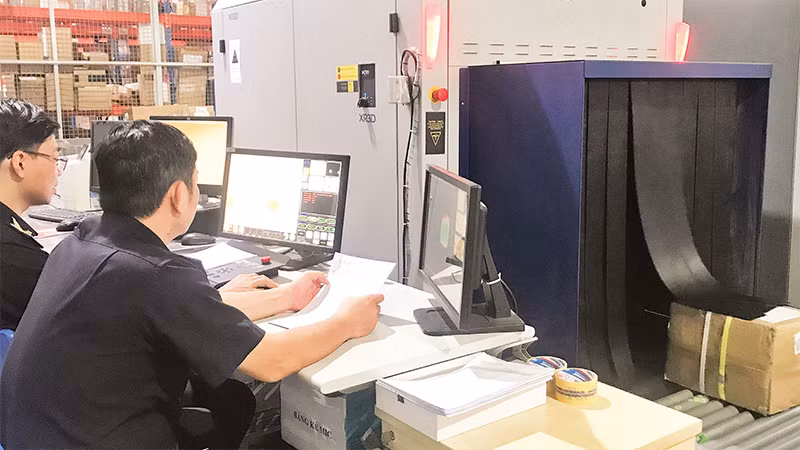 Hải quan Thành phố Hồ Chí Minh kiểm tra hàng hóa qua máy soi. (Ảnh Thu Hoa) 