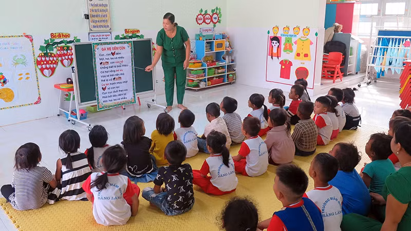 Giáo viên Trường mầm non Bằng Lăng, tỉnh Kon Tum giảng dạy tiếng Việt cho học sinh. (Ảnh DƯ TOÁN) 