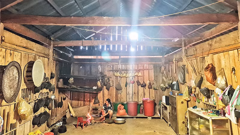 Người dân sống trên sườn núi Puxailaileng đã có điện lưới quốc gia để phục vụ sinh hoạt. 