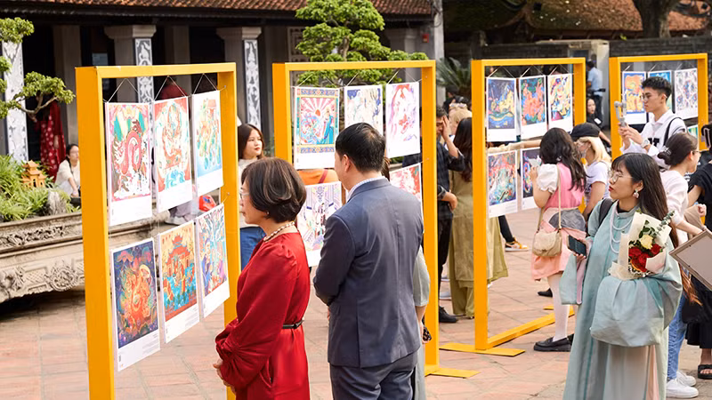 Khách tham quan triển lãm "Vẽ con rồng" tại Văn Miếu-Quốc Tử Giám. 