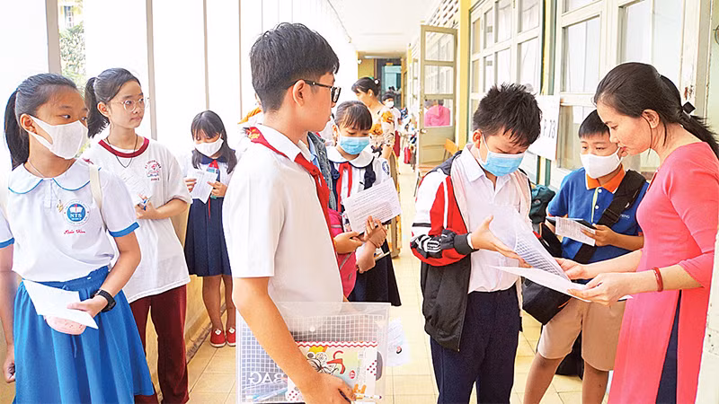 Giờ thi của học sinh lớp 5 Trường tiểu học Ngô Sĩ Liên, Phường 8, quận Tân Bình. (Ảnh TUẤN VƯƠNG) 