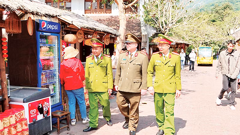 Công an thành phố Uông Bí ứng trực tại khu di tích danh thắng Yên Tử, bảo đảm an ninh trật tự và an toàn giao thông. 