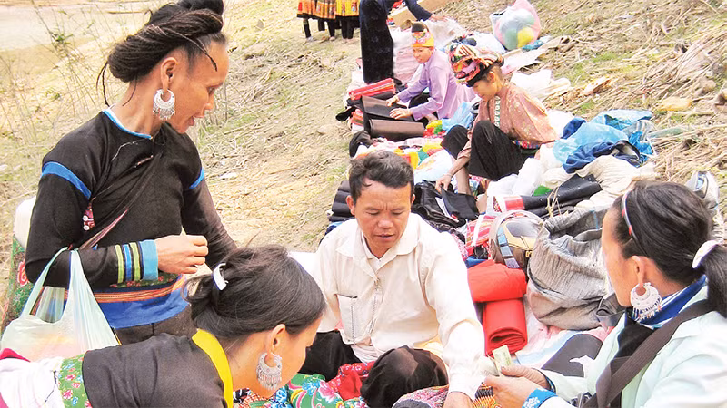 Các sạp hàng của hai tỉnh Sơn La, Hòa Bình chủ yếu bán thổ cẩm, thịt, cá…