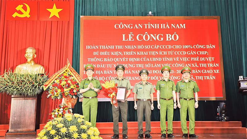 Thứ trưởng Bộ Công an Nguyễn Duy Ngọc trao Thư khen của Bộ trưởng Công an tặng Công an tỉnh Hà Nam. (Ảnh Trung Dũng) 