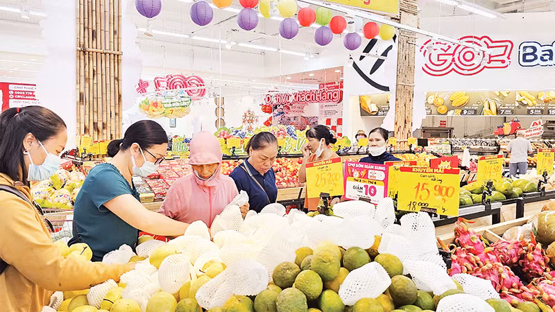 Người dân mua hàng hóa ở siêu thị Go! tại thành phố Hạ Long (tỉnh Quảng Ninh) sáng 12/9. (Ảnh LƯƠNG QUANG THỌ) 