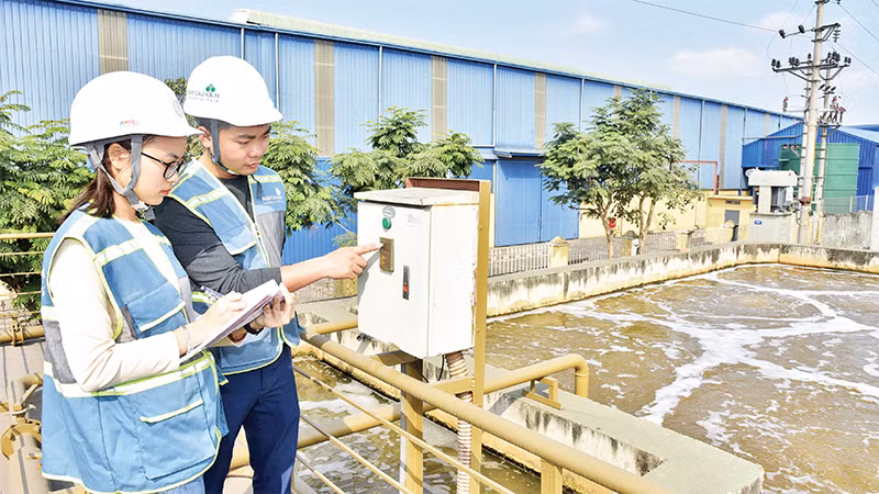 Kiểm tra và bảo dưỡng thiết bị hoạt động của Nhà máy xử lý nước thải tập trung, Khu công nghiệp Nam Cầu Kiền, huyện Thủy Nguyên, Hải Phòng. (Ảnh KHÁNH AN) 