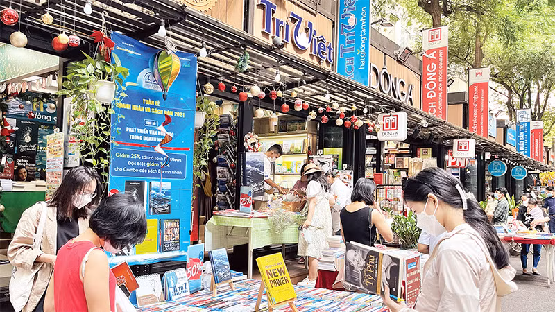 Ðường sách Thành phố Hồ Chí Minh luôn thu hút đông đảo bạn đọc và khách tham quan. 