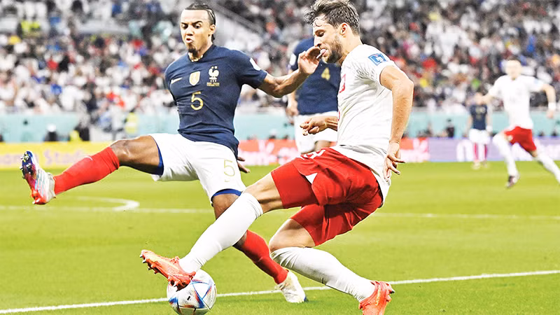 Pháp (áo xanh sẫm) trong trận hòa Ba Lan 1-1 ở lượt trận cuối vòng bảng. 