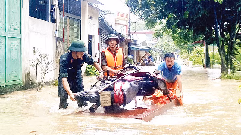 Lực lượng công an hỗ trợ người dân phường Ngọc Hà, thành phố Hà Giang di chuyển đến nơi an toàn. 
