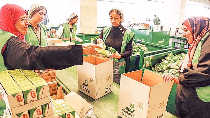 Nhân viên Ai Cập chuẩn bị hàng viện trợ gửi tới Gaza. (Ảnh Tân hoa xã) 