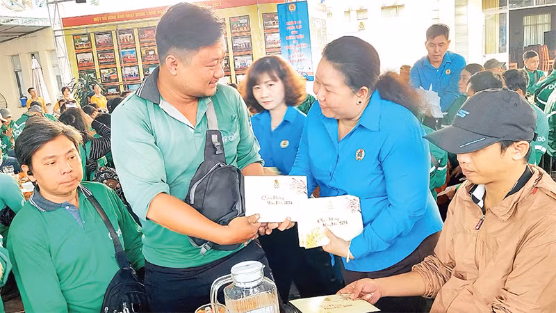 Liên đoàn Lao động thành phố thăm hỏi, tặng quà Tết đoàn viên Nghiệp đoàn xe ôm công nghệ trên địa bàn quận Bình Tân. 