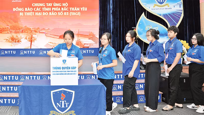 Sinh viên Trường đại học Nguyễn Tất Thành quyên góp ủng hộ người dân vùng bão, lũ. (Ảnh CTV) 