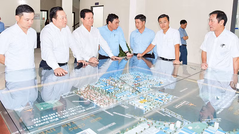 Lãnh đạo Ủy ban Quản lý vốn nhà nước tại doanh nghiệp và lãnh đạo VRG trao đổi về các dự án khu công nghiệp. 