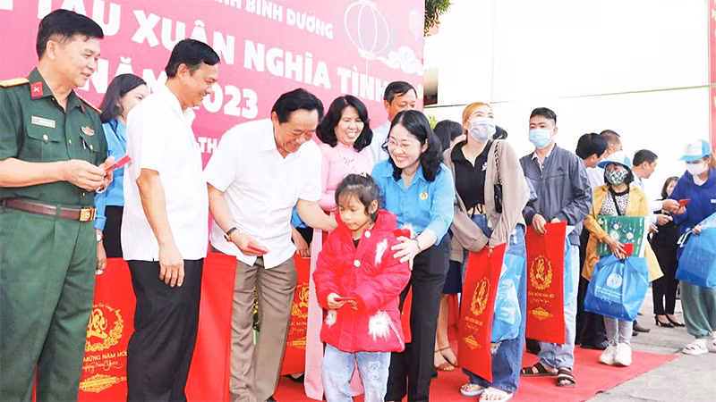 Lãnh đạo tỉnh Bình Dương trao tặng quà và động viên công nhân có hoàn cảnh khó khăn về quê đón Tết tại "Chuyến tàu Xuân nghĩa tình" năm 2023. 