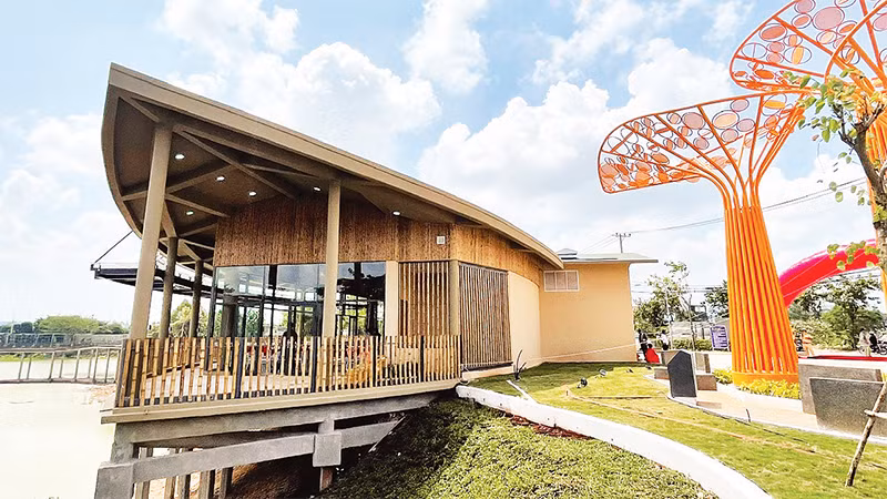 Công viên du lịch sinh thái huyện Hóc Môn, rộng 6 ha, có nhiều mảng xanh và không gian vui chơi, giải trí cho người dân. 