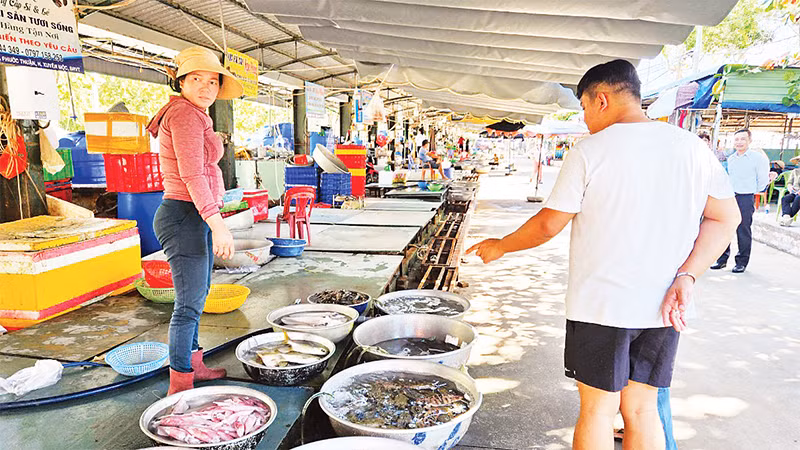 Chợ hải sản Hồ Tràm đã được chỉnh trang sạch đẹp, bán đúng giá niêm yết được nhiều du khách tới tham quan và mua hàng. 
