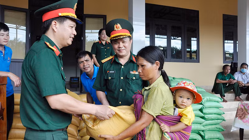 Ðại diện Công ty 74 (Binh đoàn 15, Bộ Quốc phòng) hỗ trợ gạo cho nhân dân. 