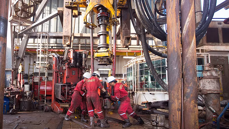 Người lao động PV Drillings trên giàn khoan. 