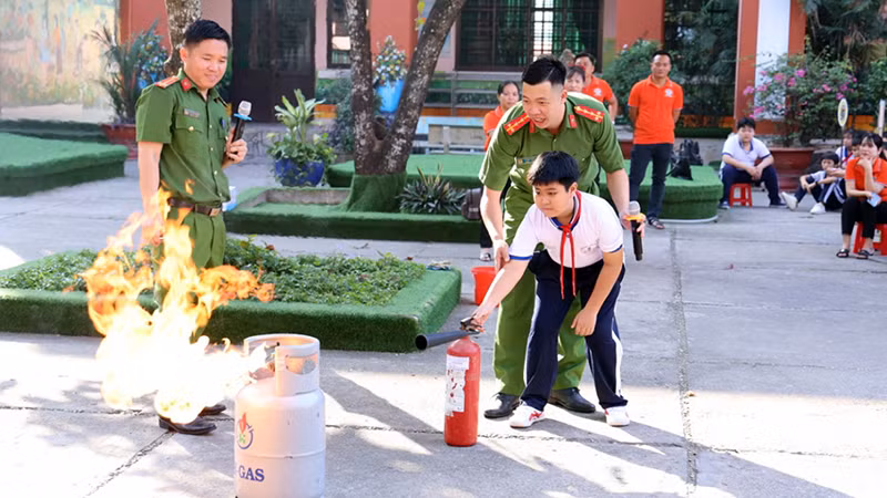 Tập huấn phòng cháy, chữa cháy tại Trường tiểu học Tân Ðịnh, thành phố Bến Cát, tỉnh Bình Dương. (Ảnh Phương Dung) 