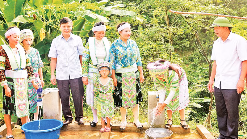 Ðược đầu tư bể chứa và đường ống, đồng bào dân tộc H’Mông ở xóm Làng Giai (xã La Hiên, huyện Võ Nhai) được sử dụng nước hợp vệ sinh. (Ảnh CTV) 