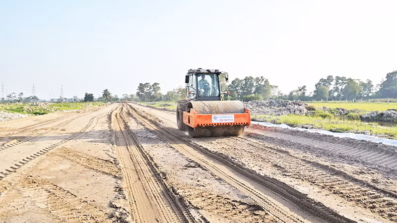 Thi công tuyến đường song hành dự án đường vành đai 4-Vùng Thủ đô đoạn qua quận Hà Ðông. (Ảnh Ðăng Anh) 