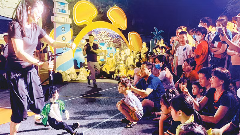 Biểu diễn múa rối đường phố thu hút đông đảo khán giả thưởng thức. 