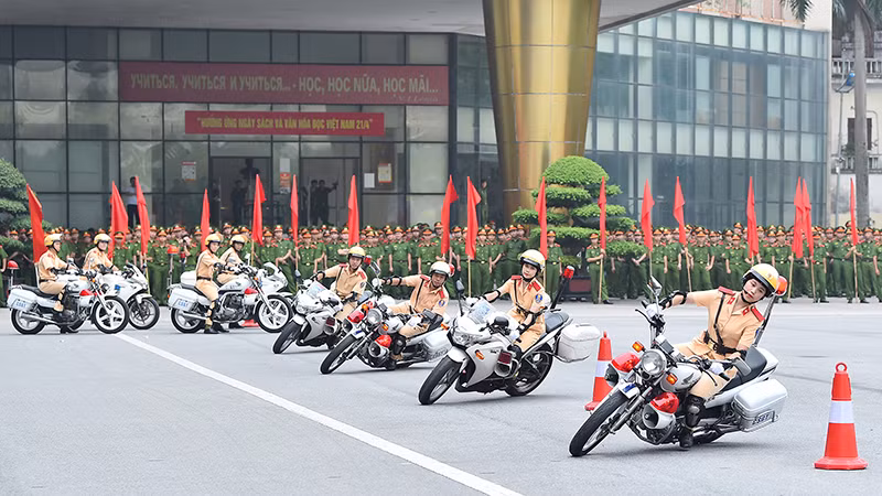 Sinh viên Học viện Cảnh sát nhân dân trình diễn điều khiển xe mô-tô tuần tra phân khối lớn. (Ảnh MỸ HÀ) 