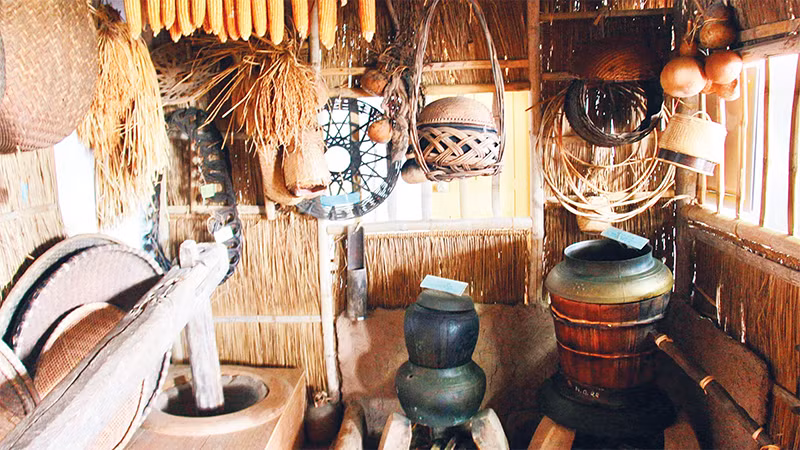 Một góc trưng bày các dụng cụ, công cụ vùng quê đồng bằng Bắc Bộ xưa tại Bảo tàng Ðồng quê. 