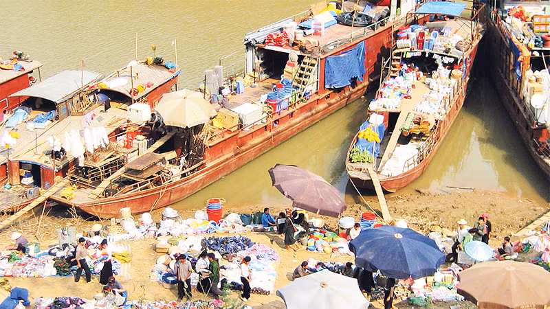 Các tàu buôn thường lấy mặt sông Ðà làm nơi buôn bán, trao đổi hàng hóa, người dân sống hai bờ sông Ðà có thể mua sắm vật dụng thiết yếu cho gia đình...