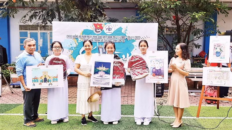 Triển lãm tranh vẽ với chủ đề sắc mầu của học sinh lớp 10 Trường THPT Nguyễn Du (Quận 10). 