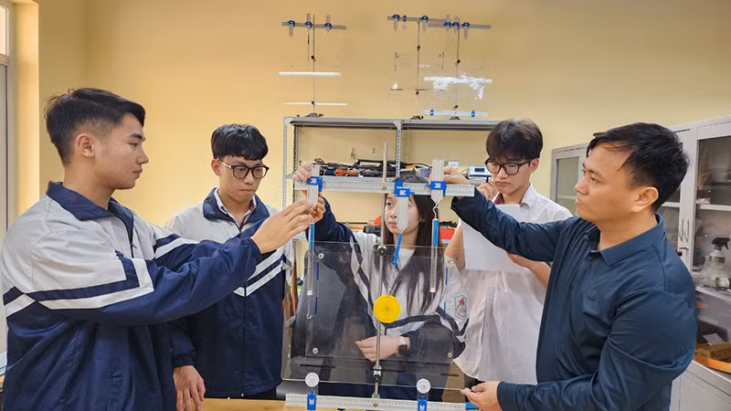 Giờ thực hành của học sinh Trường trung học phổ thông Phùng Khắc Khoan - Thạch Thất (Hà Nội). 