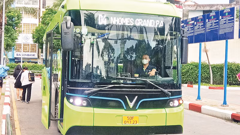 Xe buýt điện do Công ty TNHH Dịch vụ Vận tải Sinh thái VinBus đầu tư có hệ thống trạm sạc đi kèm, bảo đảm cung ứng điện năng kịp thời. 