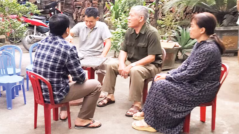 Cán bộ dân vận vận động nhân dân thị trấn Quế thực hiện công tác giải phóng mặt bằng. 