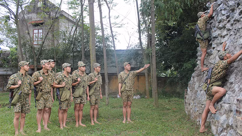 Một buổi huấn luyện trèo vách đá của các chiến sĩ Tiểu đoàn Ðặc công 19, Bộ Tham mưu Quân khu 2. 
