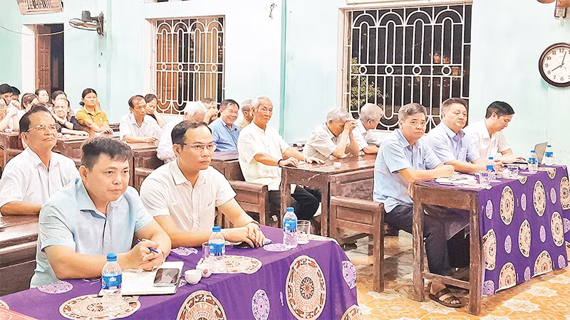 Một buổi sinh hoạt chi bộ tại thôn Hoàng Trung, xã Hồng Dương, có sự tham dự của lãnh đạo Huyện ủy Thanh Oai. 