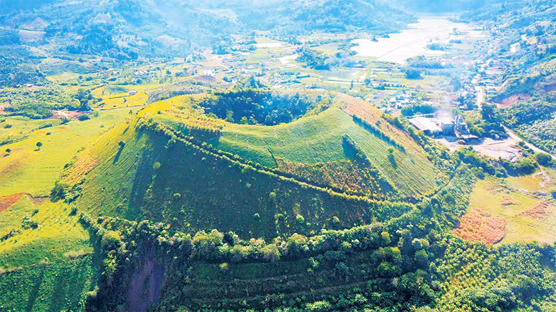 Núi lửa Nâm Kar thuộc thôn Phú Sơn, xã Quảng Phú, huyện Krông Nô, là một trong những núi lửa trẻ, hình thành do sự kết hợp giữa phun trào và phun nổ. 