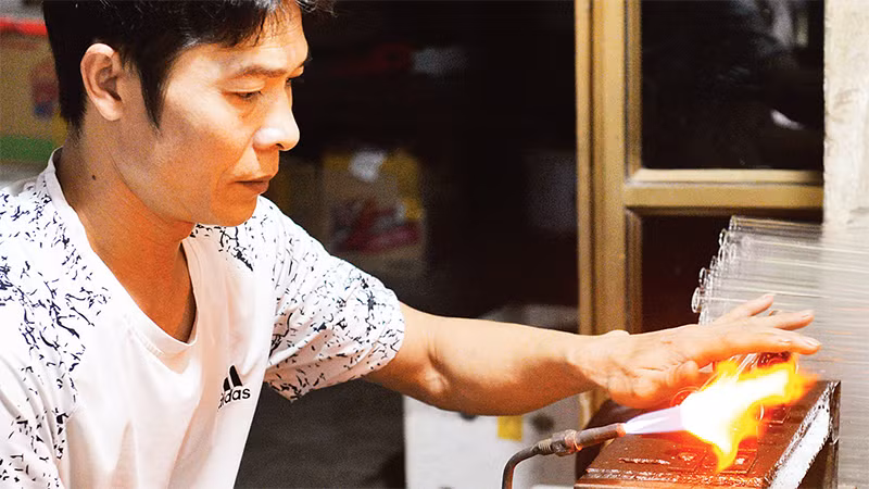 Đỏ lửa thổi thủy tinh giữ nghề truyền thống 