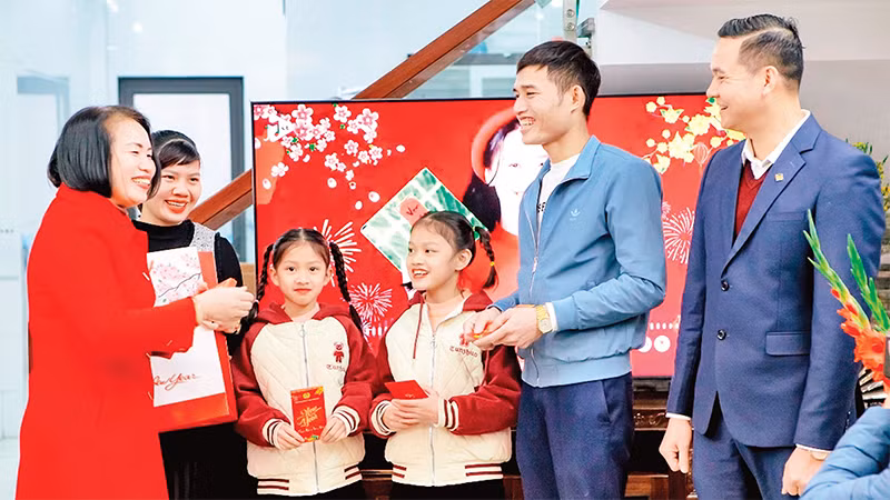 Lãnh đạo và Công đoàn Công ty than Thống Nhất thăm và tặng quà chúc Tết gia đình thợ lò Nguyễn Văn Nam. 