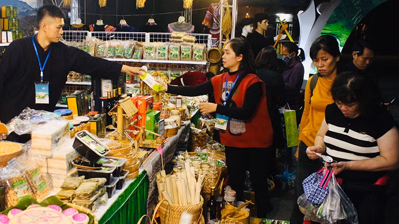 Khách tham quan gian hàng, mua sắm sản vật Cao Bằng trong Ngày hội du lịch Non nước Cao Bằng tại Hà Nội năm 2023. (Ảnh MẠNH PHÚC) 