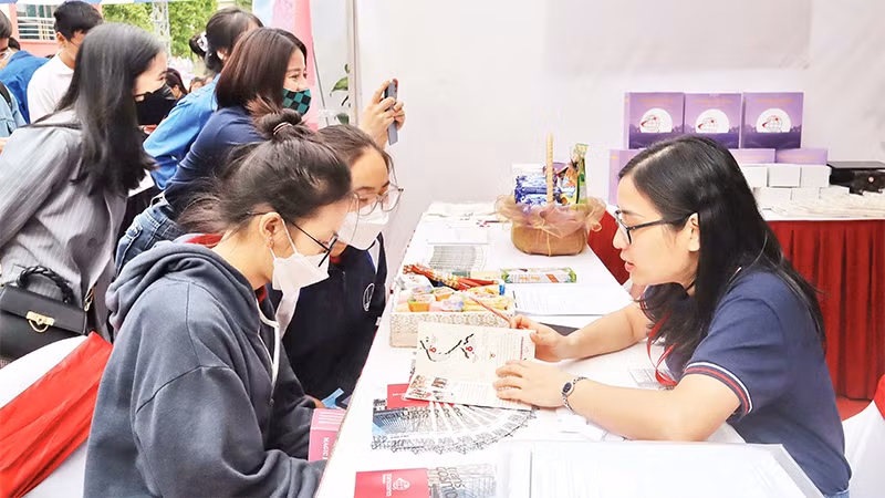 Hoạt động giới thiệu việc làm kết nối nhà tuyển dụng của Trường đại học Khoa học xã hội và nhân văn (Ðại học Quốc gia Hà Nội). 