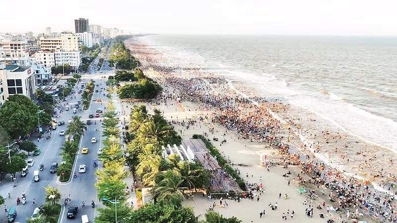 Biển Sầm Sơn luôn thu hút đông khách du lịch. 